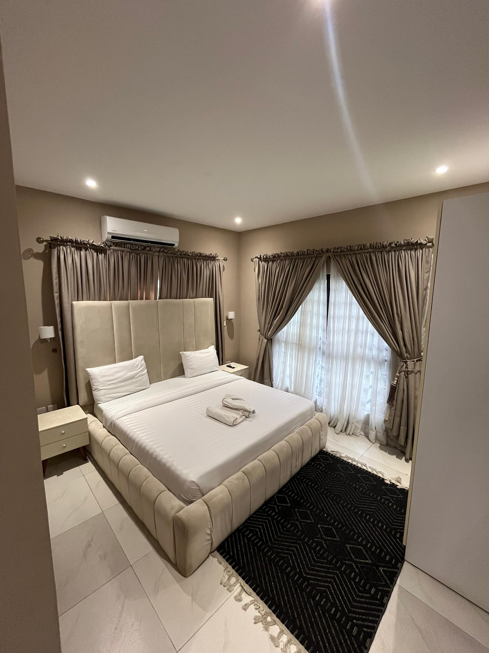 Exquisitely furnished 1 bedroom apartment